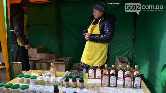 В центре Каменского открылась медовая ярмарка