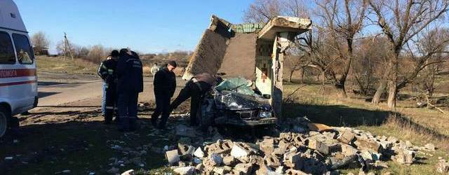 У Дніпропетровській області дівчина на BMW врізалася в бетонну зупинку