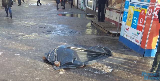 На Левом берегу Днепра в эпицентре транспортной развязки обнаружили завёрнутый в мешок труп