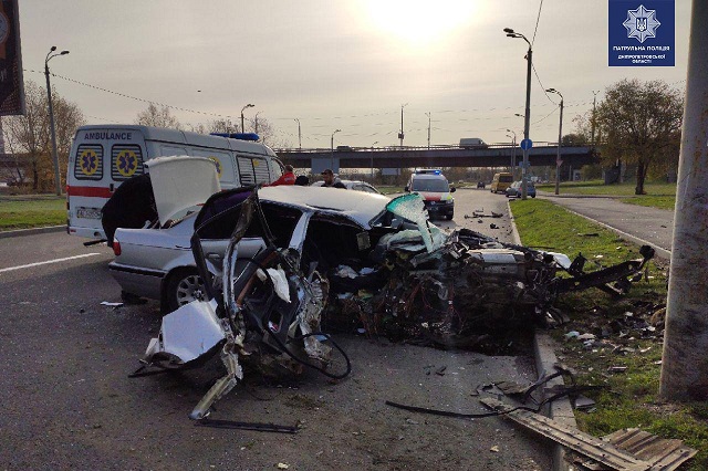 Возле Южного моста BMW врезался в столб: пострадали дети