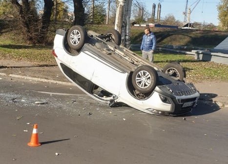 В Каменском на Сичеславском шляхе перевернулся внедорожник