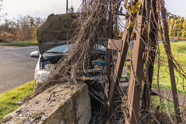 В Днепре на съезде с Южного Моста Chevrolet въехал в бетонное ограждение