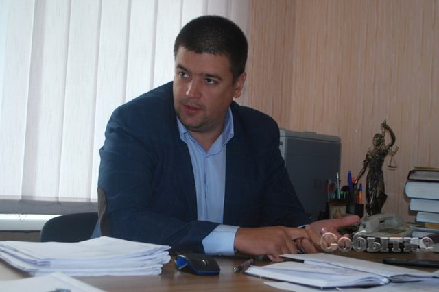 Станислав Пелипас, начальник отделения расследования преступлений общей криминальной направленности Каменского отдела полиции, во время приема жителей дома №6 по ул.Галины Романовой. Жители Каменского пожаловались в полицию на самоуправство газовиков