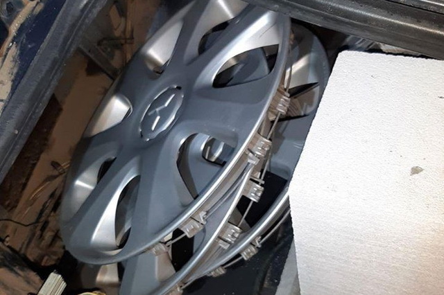 Патрульні затримали чоловіків, які ймовірно причетні до крадіжки ковпаків з автомобіля