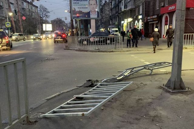 В Днепре водитель фуры снес забор и скрылся с места ДТП