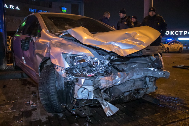 В Днепре возле Мост-Сити столкнулись Honda и ВАЗ: после удара автомобиль снес остановку