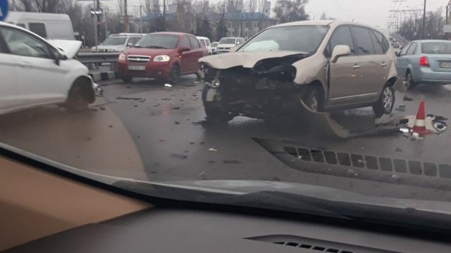В Днепре на Слобожанском проспекте столкнулись четыре автомобиля