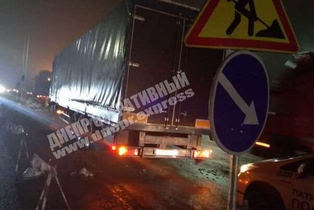В Днепре на Криворожском шоссе фура снесла ограждение, предупреждающее о ремонтных работах