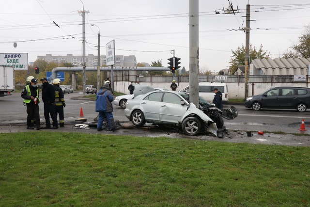 В Днепре у заправки «Юкон» Mazda влетела в столб и загорелась: водителя забрала скорая
