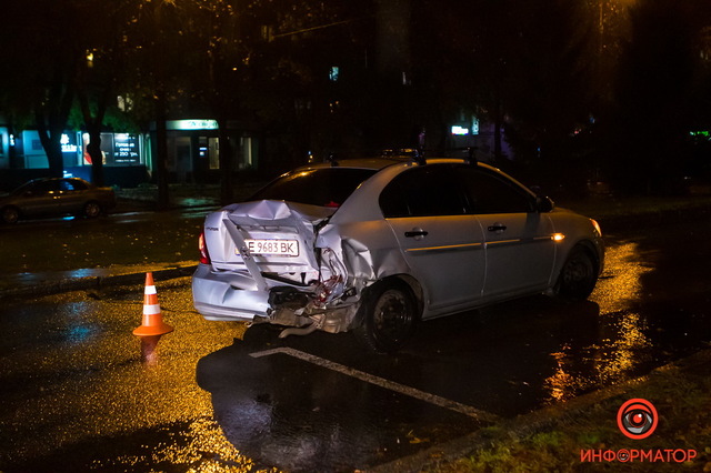 В Днепре на Гагарина Volvo въехал в припаркованный Hyundai: пострадала девушка