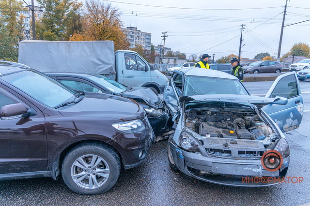 На Слобожанском проспекте Lada вылетела на встречную полосу: двоих пострадавших забрала скорая