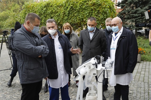 Дніпропетровщина отримала 15 апаратів штучної вентиляції легень від ДТЕК та Фонду Ріната Ахметова від початку пандемії