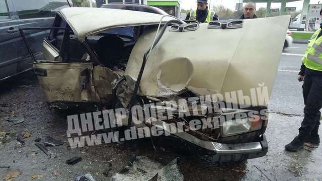 В Днепре на Космической ВАЗ и Mercedes столкнулись «лоб в лоб»: двух пострадавших забрала скорая