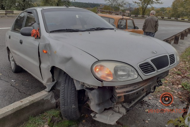 В Днепре на Гаванской Daewoo Lanos врезался в отбойник и повис на ограждении
