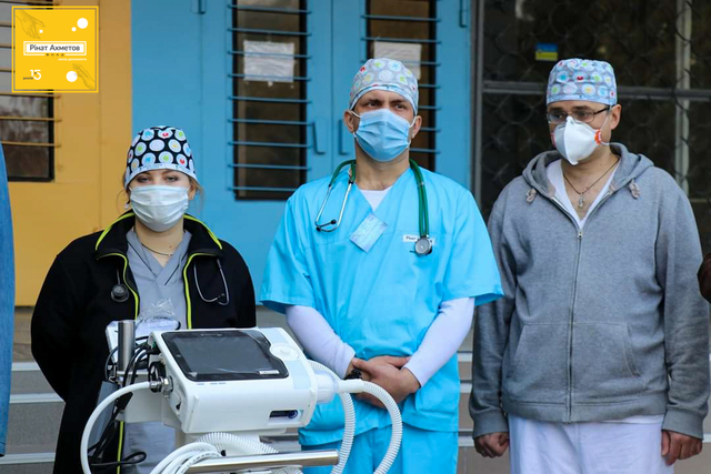 Медики Каменского получили аппарат ИВЛ экспертного класса от Фонда Рината Ахметова и компании Метинвест