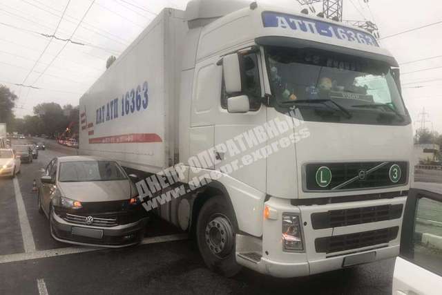 В Днепре на проспекте Богдана Хмельницкого фура «зацепила» Volkswagen