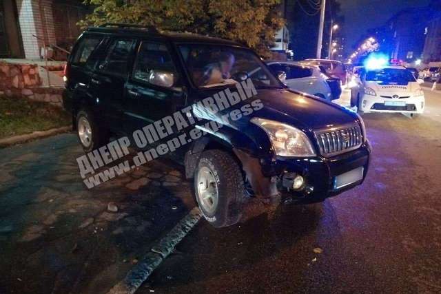 В Днепре на Костомаровской внедорожник врезался в припаркованный Nissan