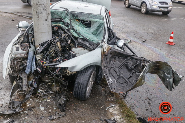 В Днепре на Калиновой Mazda влетела в столб и загорелась: видео момента ДТП