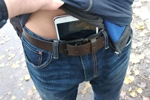 Патрульні затримали чоловіків, які вкрали планшет і телефон