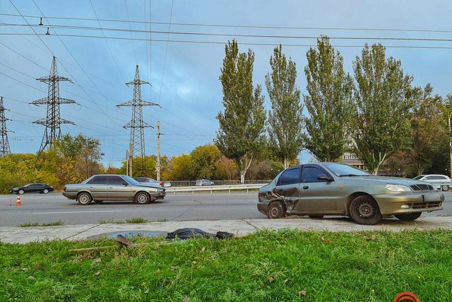 В Днепре на Запорожском шоссе после столкновения с Toyota автомобиль Daewoo вылетел на тротуар