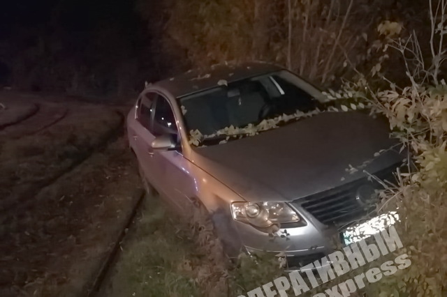 В Днепре на улице Маяковского Volkswagen вылетел с дороги и заблокировал движение трамваев