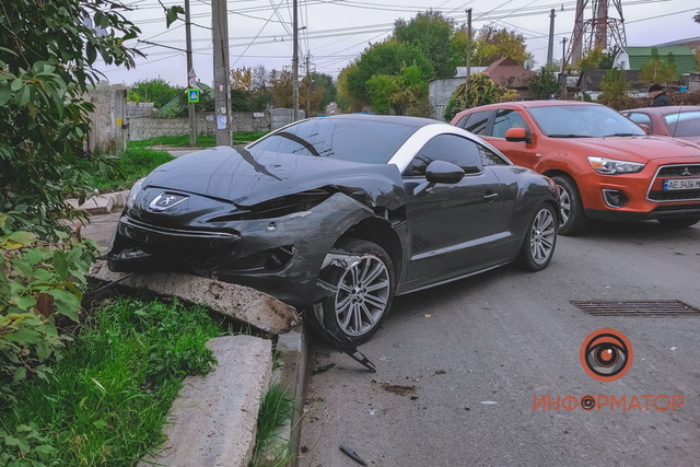 В Днепре на Прессовой Peugeot столкнулся с Daewoo и врезался в бордюр
