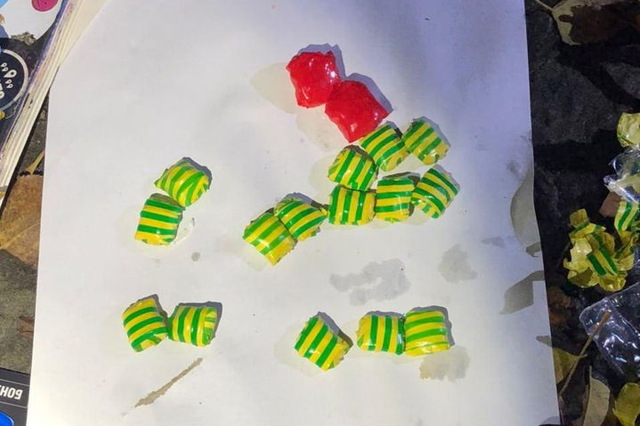 В Днепре у девушки в рукаве обнаружили 32 свертка с наркотиками