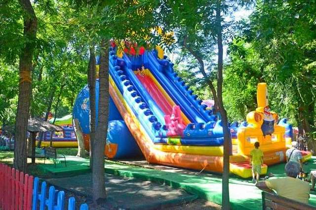 В Днепре в парке Глобы двое неизвестных пытались украсть надувной батут