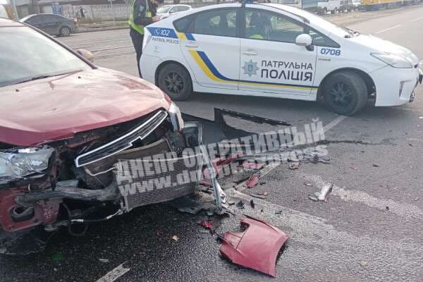 В Днепре на проспекте Хмельницкого Mazda «влетела» в Chevrolet: видео момента аварии