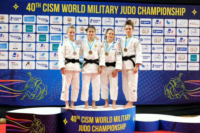 Елизавета Литвиненко и Анна Бородина везут парижскую бронзу