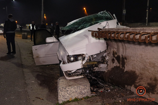 В Днепре на Кайдакском шляхе Opel врезался в бетонную конструкцию: пострадали четверо человек