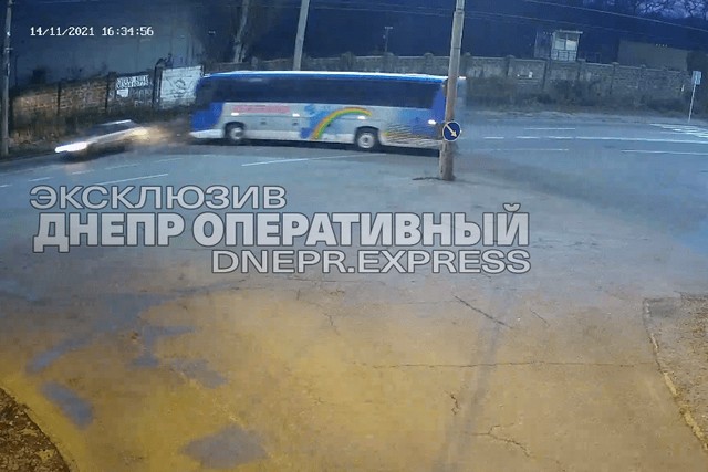 В Днепре на Криворожской Ford врезался в автобус