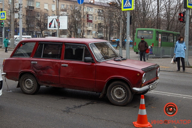 В Днепре на Титова ВАЗ сбил 18-летнюю девушку: видео момента