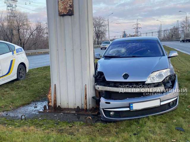 На набережной Днепра Renault влетел в столб: есть пострадавшая