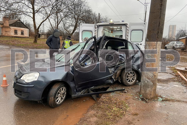 В Кривом Роге Volkswagen влетел в электроопору: у водителя серьезные травмы