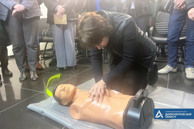 Днепровских дорожников учили, как обращаться с опасными предметами