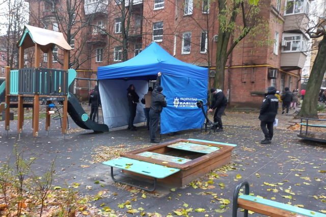 Возле места ракетного удара развернули пункт приема обращений граждан