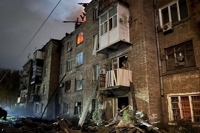 Враг ударил по многоэтажке в Каменском: Пострадали 8 человек