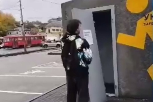 Поліція Дніпра розшукала хуліганів, які пошкодили мобільне укриття заради відео