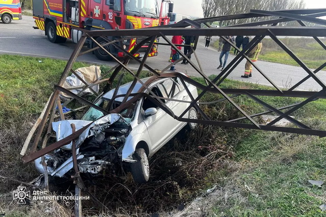 В пригороде Днепра Ford снес электроопору
