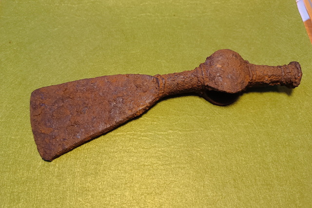 Сходили по гриби – знайшли стародавню сокиру!