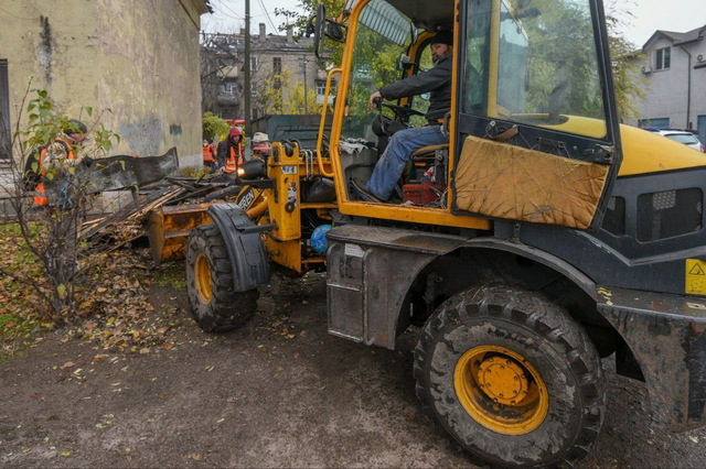 У Кам'янському продовжують розбирати завали, там може перебувати ще одна людина