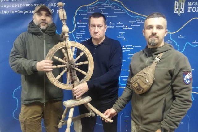 Військові передали дніпровському музею старовинну прядку