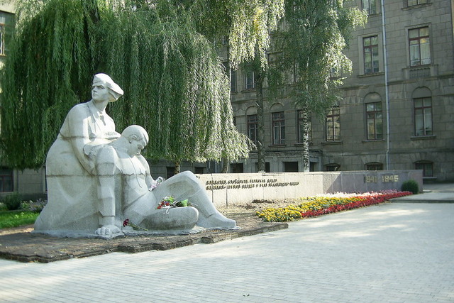 55 років тому у Дніпрі відкрили пам’ятник студентам-медикам, що загинули на війні