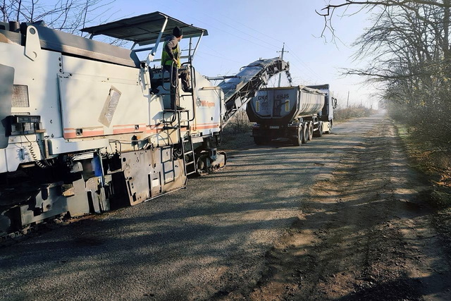 На Дніпропетровщині продовжують ремонтувати прифронтові дороги