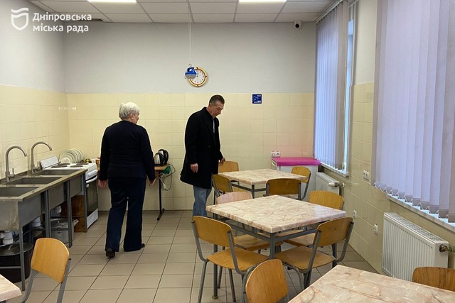 Крыша над головой, оформление документов и даже выезд за границу. Как Днепр заботится о бездомных