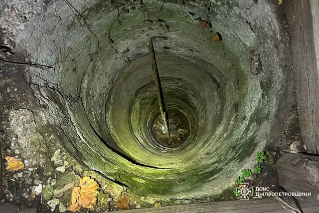 У Дніпровськомц районі рятувальники дістали кота з дев’ятиметрового колодязя