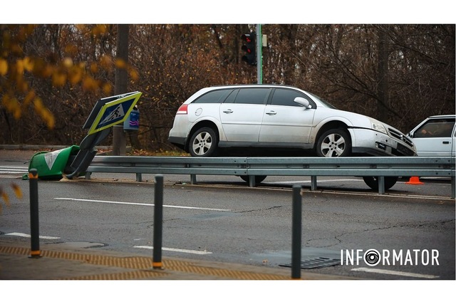 В Днепре на Космической Opel наехал на отбойник и повалил дорожный знак