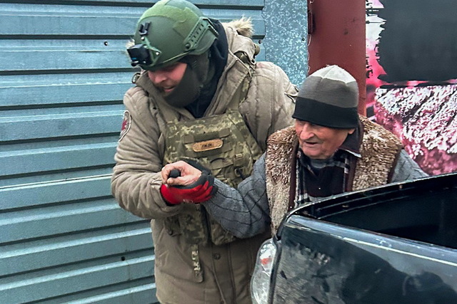 Воїни Дніпровської бригади «Дике поле» рятують мирних людей