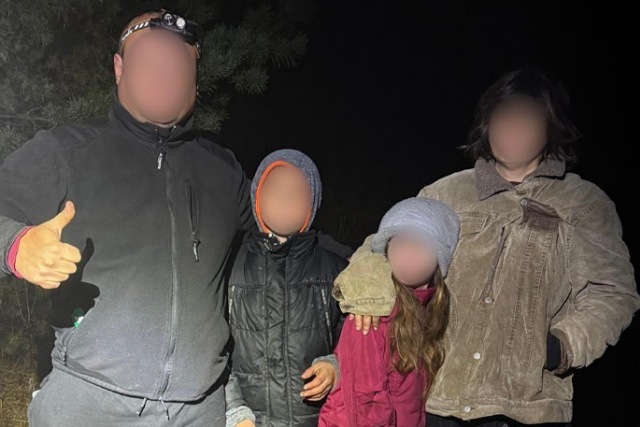 Пішли по гриби: Поліцейські розшукали жінку з дітьми, які заблукали в лісі